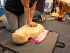 Jak sobie radzić w sytuacjach kryzysowych? Samorządy uczą mieszkańców