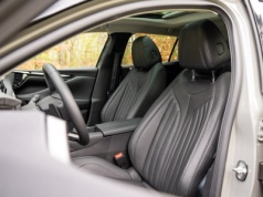 Diler ma już dość i odda go za 105 tys. zł. Ten kompakt premium trzy lata stoi w salonie i czeka na kupca