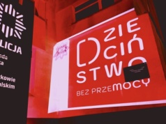 Piotrkowska komenda w czerwonych barwach. Solidarność z akcją „Dzieciństwo bez przemocy”
