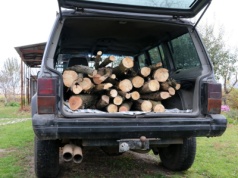 Otwarty bagażnik w trakcie jazdy. Co na to przepisy? Złapiesz się za głowę