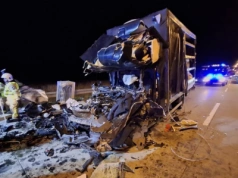 Bus zmiażdżony po zderzeniu z ciężarówką na A4. Dwie osoby w stanie ciężkim