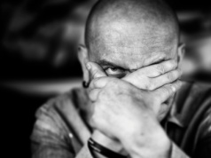 Polscy mężczyźni coraz bardziej zestresowani. Pieniądze i praca to główni 