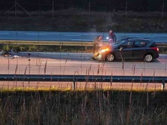 Dwa samochody uderzyły w barierki na S3 pod Zieloną Górą. Ślizgawica na drodze (ZDJĘCIA CZYTELNIKA)