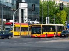 Warszawa wprowadza nowe zakazy. Skończy z leżeniem i torbami na siedzeniach!