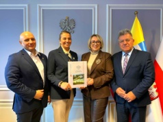 Powiat ostrowiecki ze wsparciem finansowym na remont drogi w miejscowości Małachów–Kolonia