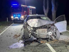 Poważny wypadek na DW158 koło Gralewa. Volvo uderzyło w drzewo