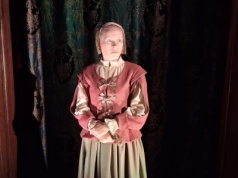 Wampirka Zosia trafi do ostromeckiej piwnicy czy do Szwecji? Samorządy chcą się bić o dziewczynę