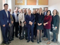 Bliższa ciału koszula. Lokalna prasa wciąż jest silna