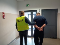 3 miesiące aresztu dla 36-latka za naruszenie nietykalności cielesnej funkcjonariusza publicznego, uszkodzenie mienia oraz znęcanie