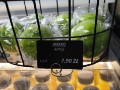 Ile kosztuje jedzenie na krakowskim lotnisku? Jabłko prawie za 8 zł