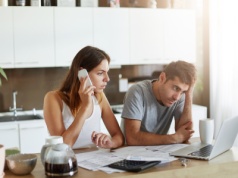 Średnie długi rosną. Polacy coraz częściej wpadają w spiralę zadłużenia