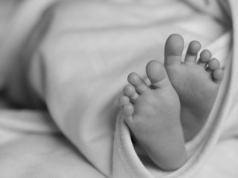 USA: matka wyrzuciła nowonarodzone dziecko do kosza na śmieci. Chłopiec cudem przeżył