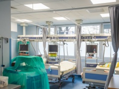 Dramatyczny raport ws. pandemii. Tysiące Brytyjczyków mogło żyć