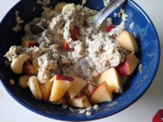 Słodka owsianka bez cukru i bez słodzika? Ten sposób zadziwia i nie chodzi o dżem