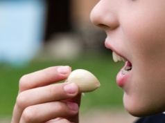 "Czosnkowy oddech" zmieni znaczenie? Naukowcy: Pomoże na brzydki zapach z ust