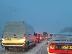 Śnieżyca spowalnia zakopiankę. Kierowcy narzekają, że nie widzą pługopiaskarek na trasie