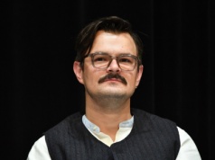 Gwiazdorska obsada ekranizacji się powiększa. Polacy uwielbiają go oglądać