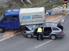 Zasnął za kierownicą i osobówką wbił się w tył dostawczaka na S2. Ranny 28-latek. Pomógł policjant jadący na służbę