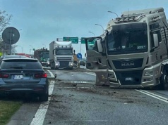Wypadek na obwodnicy Ostrowa BMW i ciężarówka