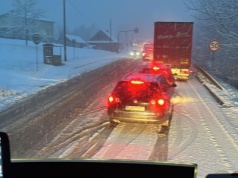 Zima zaskoczyła drogowców. Zablokowana DK19, opóźnienia w komunikacji i kolizje