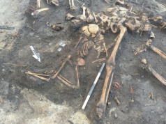 Lubuskie. Archeolodzy odkryli tajemniczy grób. Ciała dorosłych i dzieci wrzucano do jamy w pośpiechu