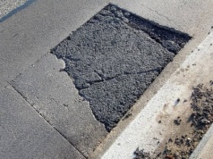 Ogromna wyrwa w nawierzchni S1, zniszczonych siedem samochodów