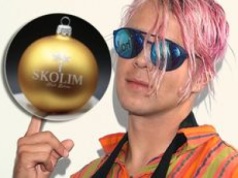 Skolim dorabia sobie sprzedając bombki świąteczne. Za pojedynczą woła sobie niezłe pieniądze