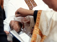 Episkopat: Chrzest dziecka z in-vitro? Tak, ale chrzestnym nie może być gej