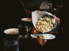 Jak zrobić popcorn w garnku? Nie kupuj gotowego, zrobisz o wiele lepszy! Sprawdź te proste przepisy