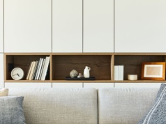 Meblościanki wracają do łask – jak wybrać nowoczesny zestaw do salonu?