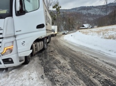Ciągnik siodłowy zablokował drogę na Kocierz.
