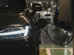 Polacy kupują więcej droższych samochodów niż rok temu. I mowa tu o zwykłych Kowalskich