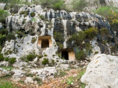 Starożytne groby i ruiny pałacu. To miejsce hipnotyzuje