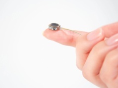 Neuralink ma groźnego rywala. Ten implant ma przywracać ludzki głos