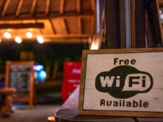Jak bezpiecznie korzystać z publicznego Wi-Fi? Pamiętaj o tych zasadach