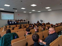 Coraz więcej wypadków z udziałem hulajnóg. O tym bydgoscy policjanci rozmawiali z młodzieżą