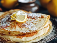 Naleśniki cytrynowe z serkiem waniliowym i miodem według Jurka Sobieniaka. Zakochasz się w ich kremowej konsystencji