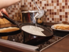 Naleśniki rwą się i pękają? Dodaj do ciasta pół łyżeczki tego składnika