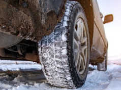 Jeździsz z odwrotnie założonymi oponami? Sprawdź, jak to wpływa na auto