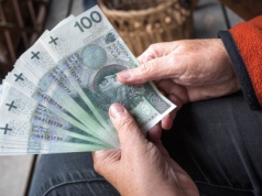 Te osoby dostaną w 2025 roku "dodatkową" emeryturę. Zmiany w wypłatach przed świętami