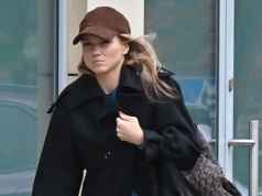 Zamyślona Agnieszka Kaczorowska ukrywa się pod czapką z daszkiem w drodze do centrum!