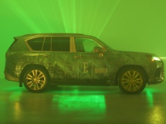 Lexus LX Karaoke reklamuje nowy kinowy hit. Czy już wiecie, o jaki film chodzi?