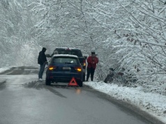 Uwaga ślisko! Samochód wpadł do rowu. Sułkowice