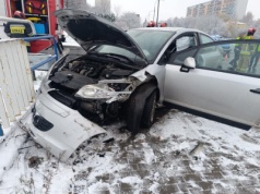 Lublin: Zderzenie pojazdów na rondzie przy Makro. Dwa auta rozbite, dwie osoby w szpitalu