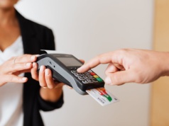 Kancelarie komornicze wkraczają w XXI wiek. Będzie można u nich płacić kartą i kodem QR