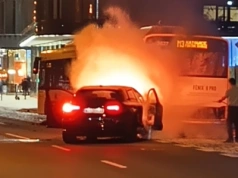 W centrum Katowic samochód osobowy zderzył się z autobusem, a potem się zapalił