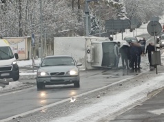 Zderzenie samochodu osobowego z dostawczym w Biskupicach. Utrudnienia w ruchu na DK12