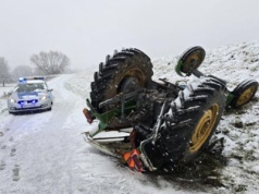 Traktor wpadł w poślizg, spadł ze wzniesienia i dachował