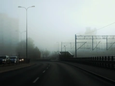 Gęsta mgła, szadź i śliskie nawierzchnie! IMGW ostrzega kierowców