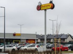 Nowy system na parkingach Biedronki. Oto na czym polega